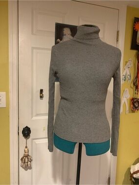 Women’s Gray Ribbed Turtleneck Sweater — Sleek Everyday Layer